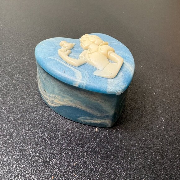 DISNEY Snow White Heart Shaped Soapstone Trinket Box - Picture 5 of 7